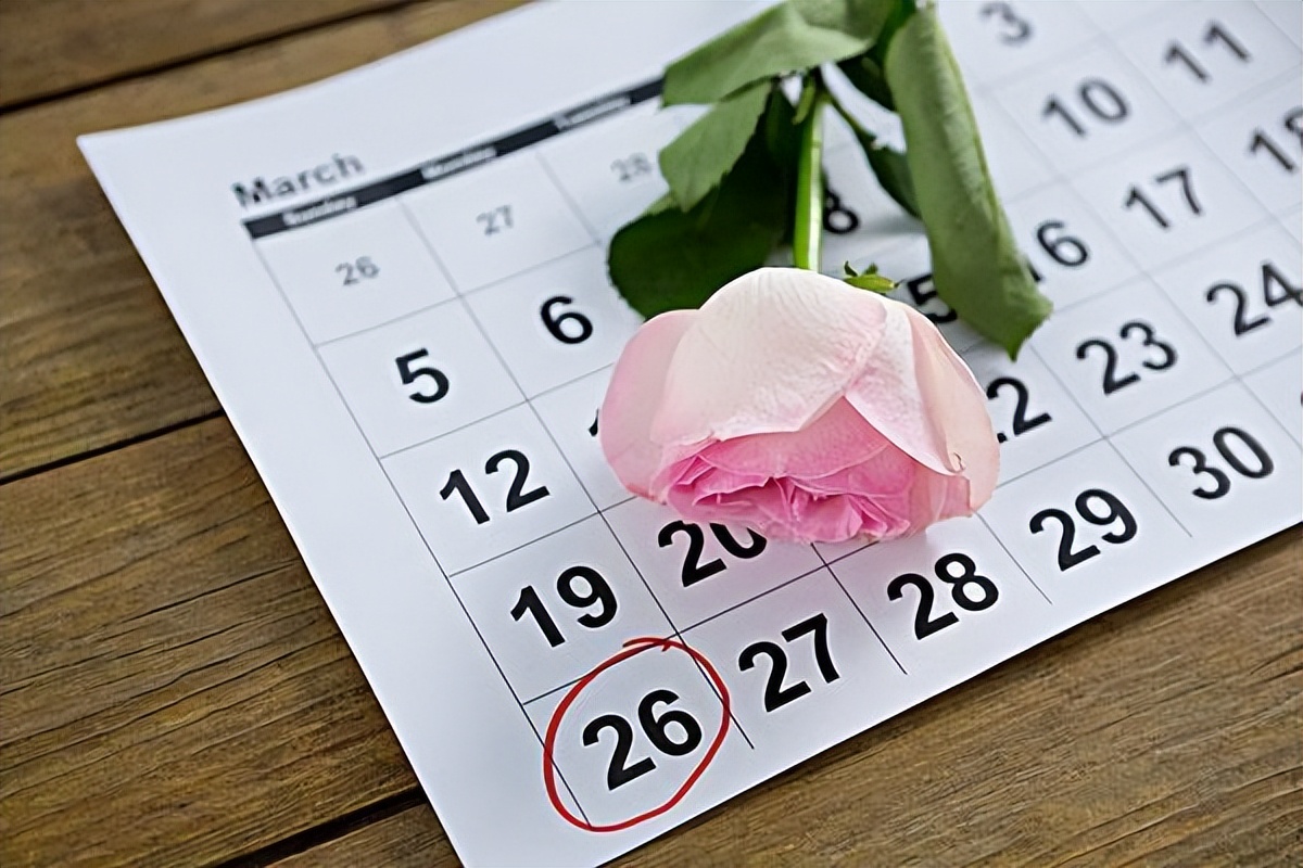 女生来例假就流了一点血怎么回事,女生经期流出肉一样的血块是什么