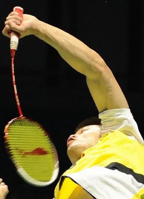 羽毛球正反手握拍鞭打训练,羽毛球击球时握拍的正确姿势