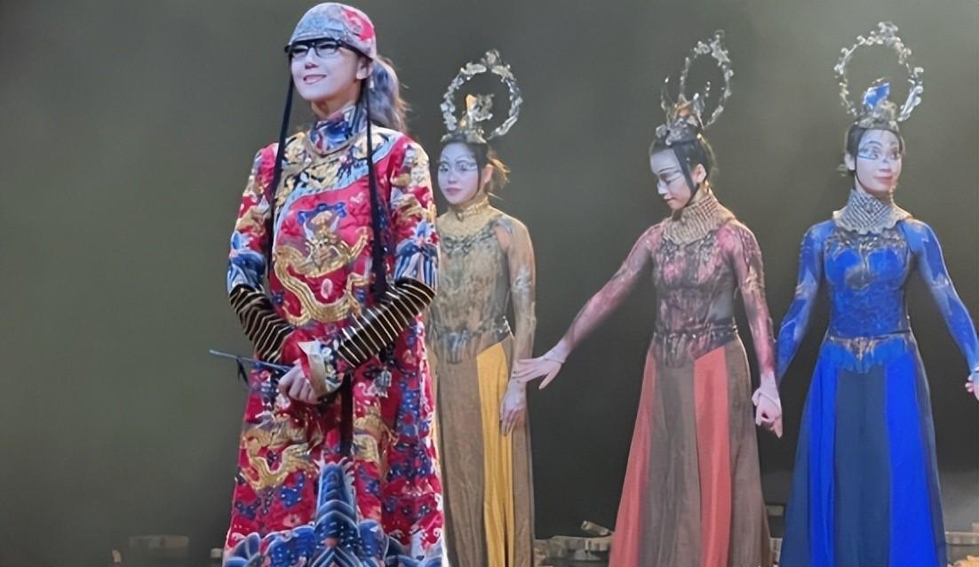 “无法无天”的摸胸文化：女性权益岌岌可危？