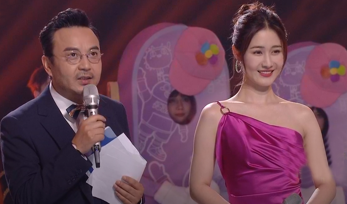 芒果电商晚会：6人主持团抢眼，4小花同台比美，何炅接班人被替代