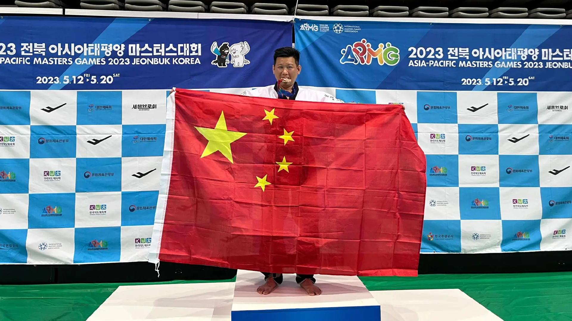 台胞举起五星红旗,台胞拥护祖国