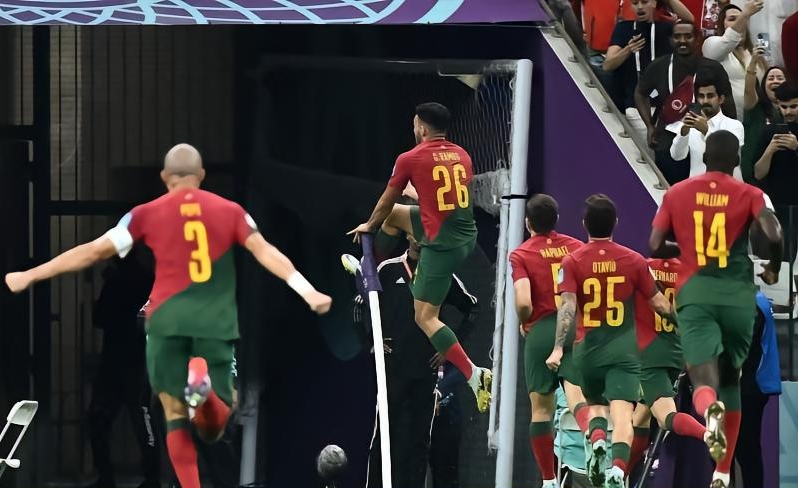 世界杯冷门夜！世界冠军惨遭淘汰，C罗沦为替补，葡萄牙挺进八强