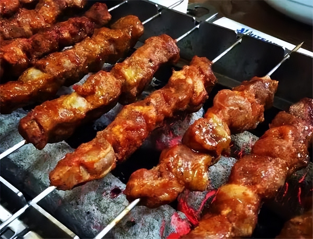 市场上的假羊肉串是用什么冒充的,老鼠冒充羊肉串