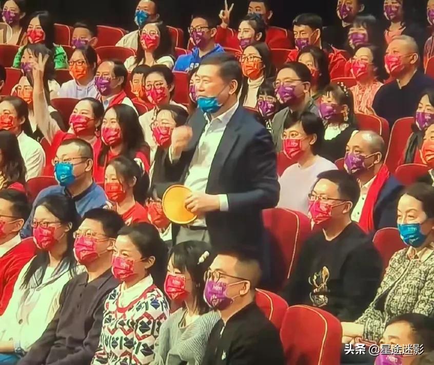 春晚魔术邓男子解析,2022春晚魔术邓男子让谁拿魔方了