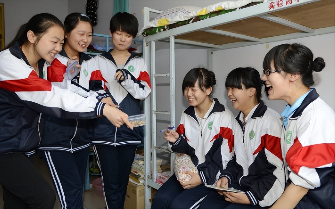 甘肃某高中男生*窥偷**女宿舍视频曝光，让人感慨：不要低估人性的恶