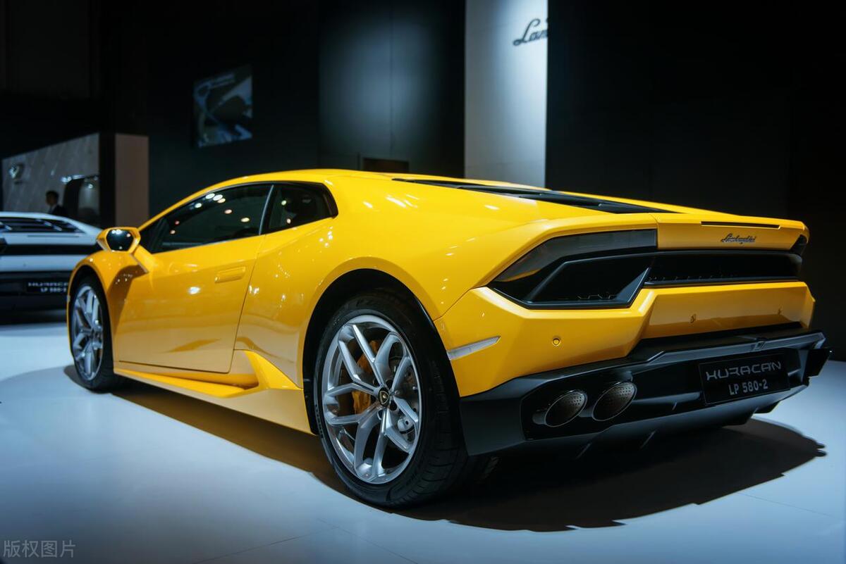 为什么新车开几个月就要当二手车卖掉?探究汽车市场的深层逻辑