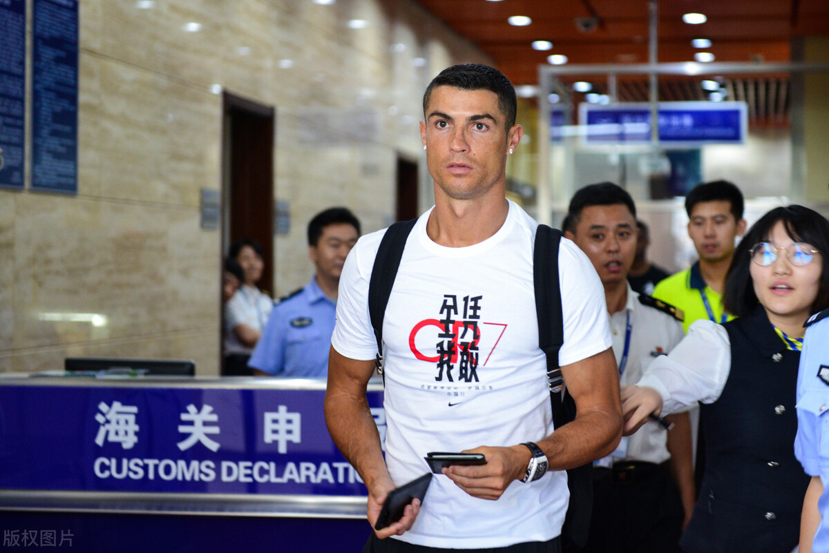 c罗打进倒挂金钩众人反应,c罗真的摔了球迷的手机了吗