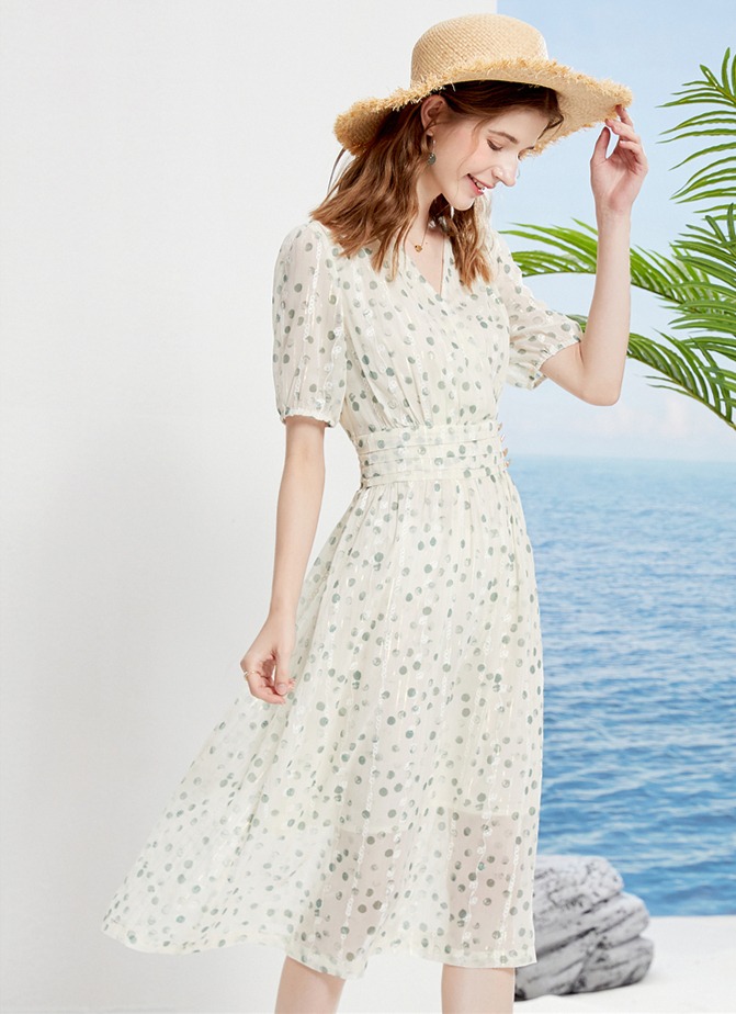 夏天短裤面料雪纺好还是牛仔好,雪纺的面料夏天穿着非常的舒适