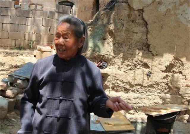 00后小伙靠捡废品养活一家4口,一男子捡垃圾养瘫痪妻子