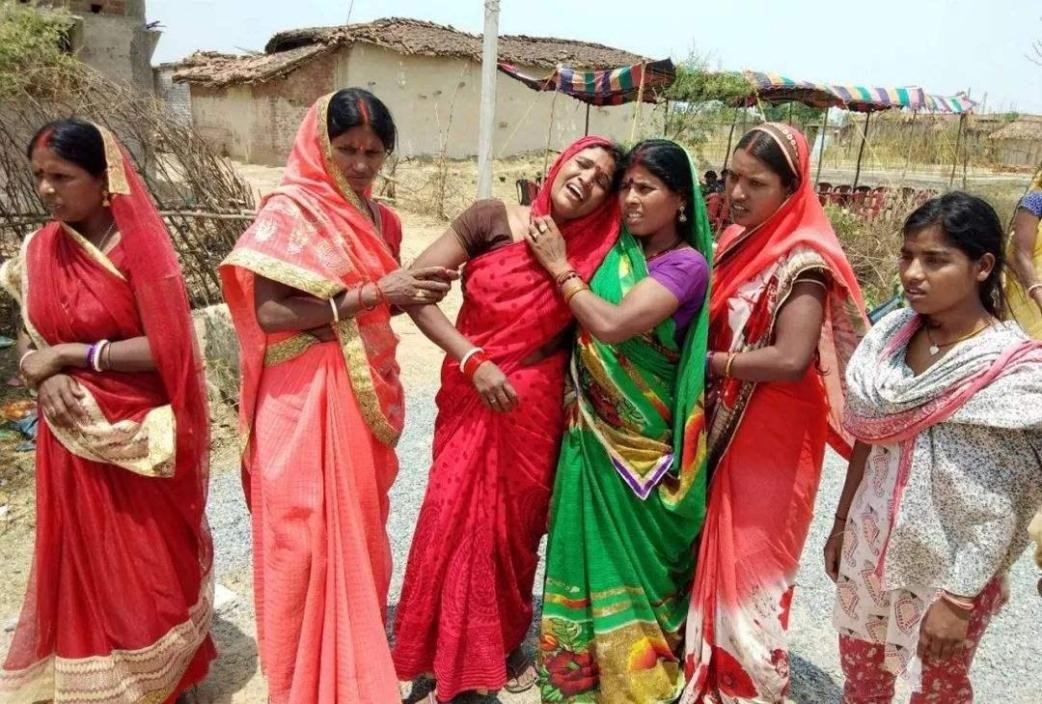 月经耽误工作怎么办？每年有10万印度女人割掉子宫，只为多挣钱！