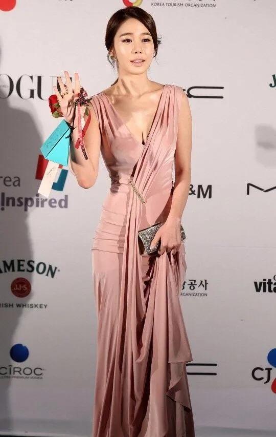 摸腿、陪酒、绝育、自杀，娱乐圈的*规则潜**，“毁”了多少女孩？