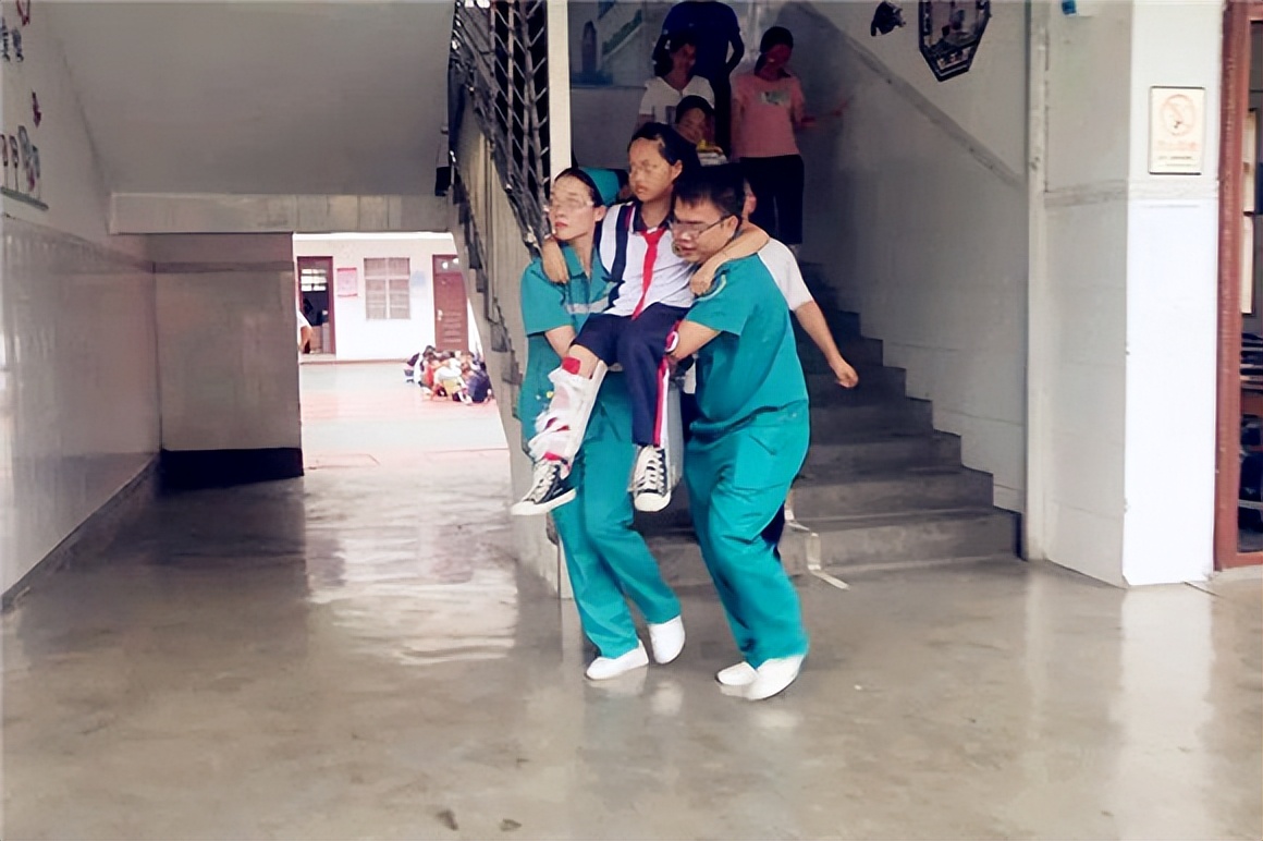 以案普法：学生校内打闹受伤，学校是否担责？责任怎么分？