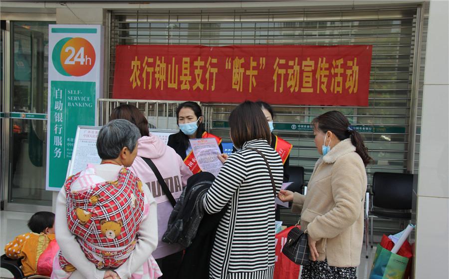 银行卡限额了可以往里存钱吗,银行卡非柜面交易为什么存不了钱