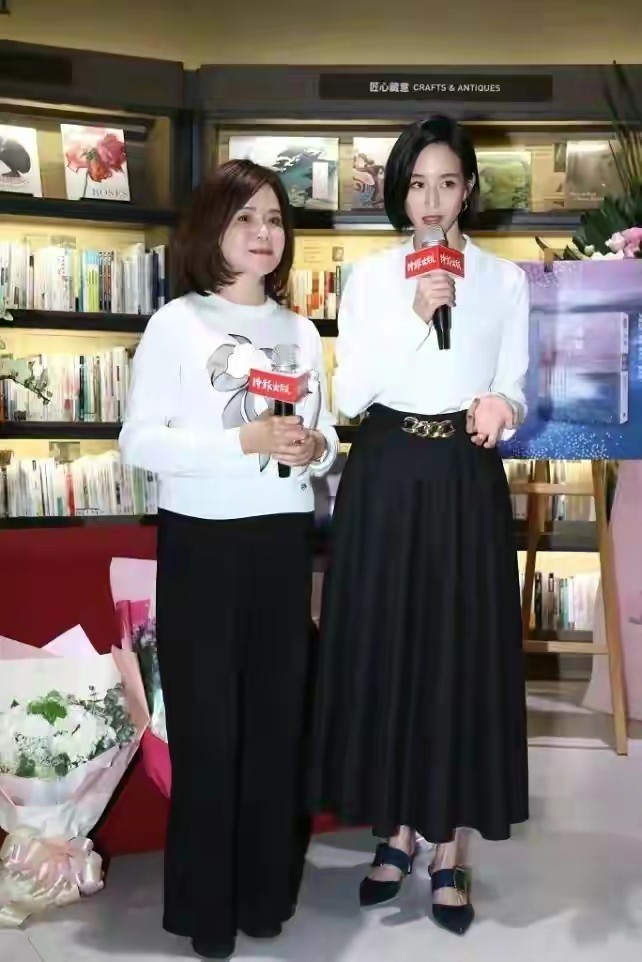 张钧甯出席活动黑色露肩裙,张钧甯出席活动米黄色礼服