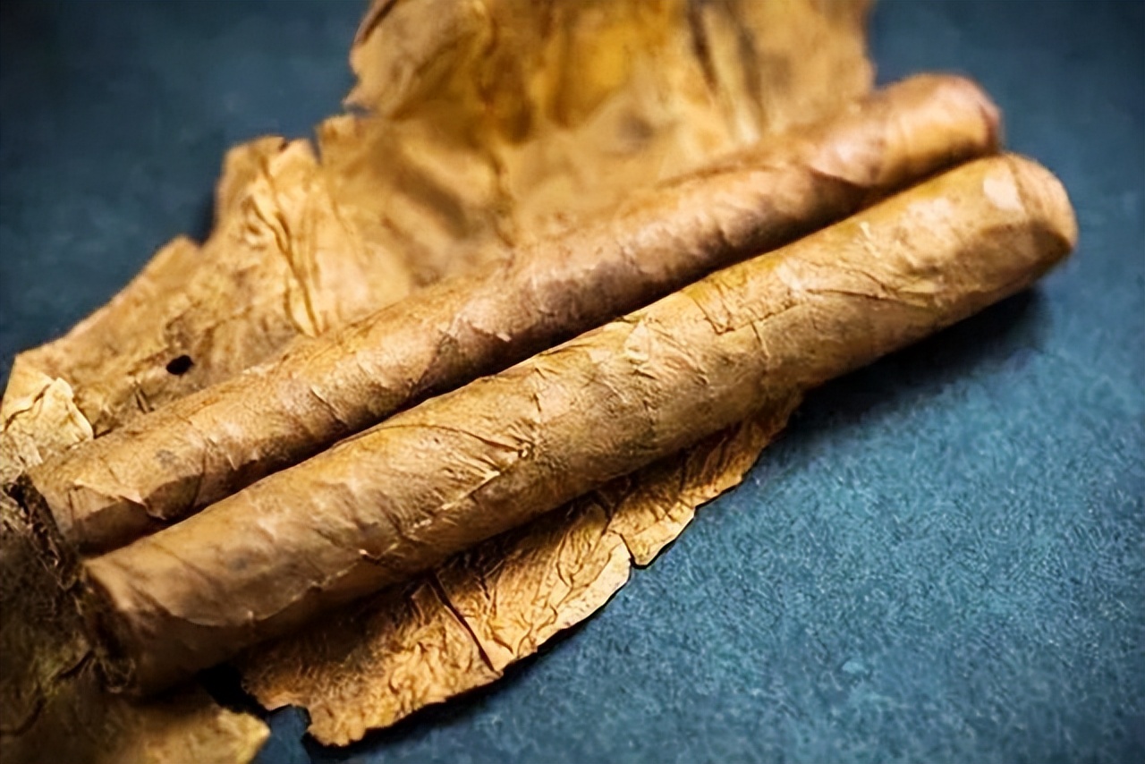 伟人抽烟趣事：毛主席爱抽雪茄，*少奇刘**抽便宜烟，*小平邓**被递条子