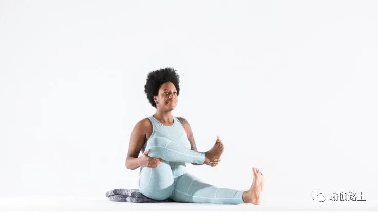 髋关节一边松一边紧怎么练习瑜伽,髋太紧怎么改善