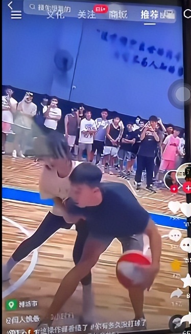 辣眼睛!野球场出现猥亵动作