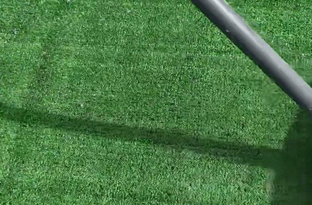 把毛巾绑在扫把上,毛巾脏了可以用来绑在扫帚上拖地