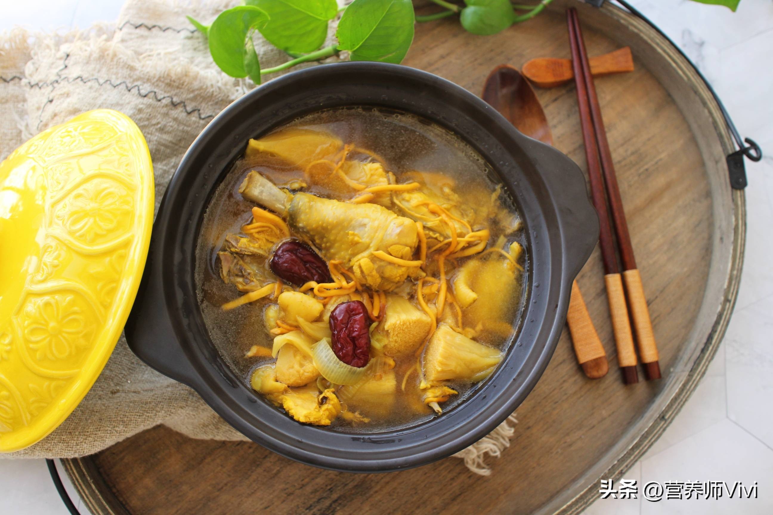 尿酸高喝茶叶茶有好处吗,尿酸高的人能喝什么牛奶