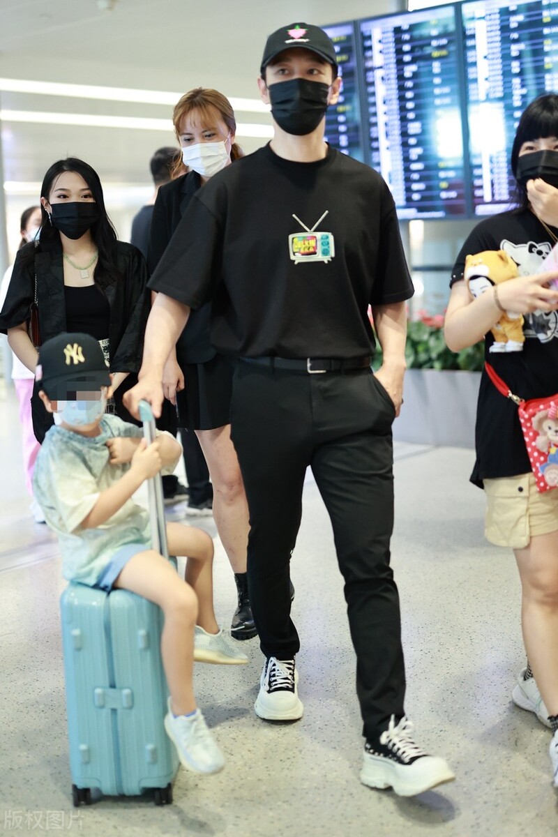 baby罕见穿露脐装上台,baby短裙现身机场