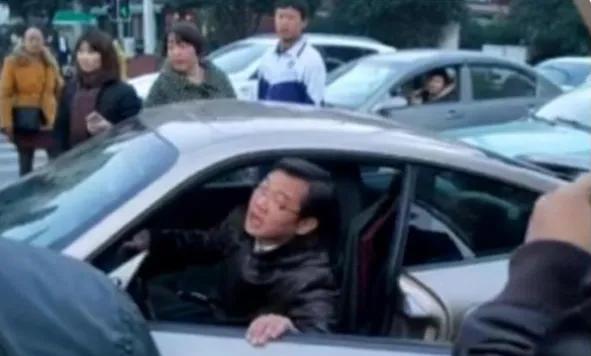 把“黄家驹”叫成黄家狗，引起众怒，毁掉自己前程