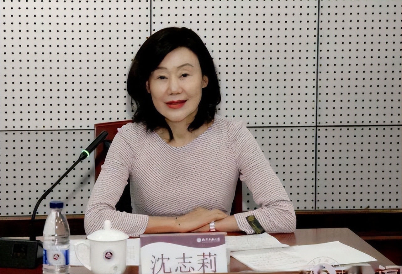 女副校长沉迷美容被开除,女校长拿公款整容