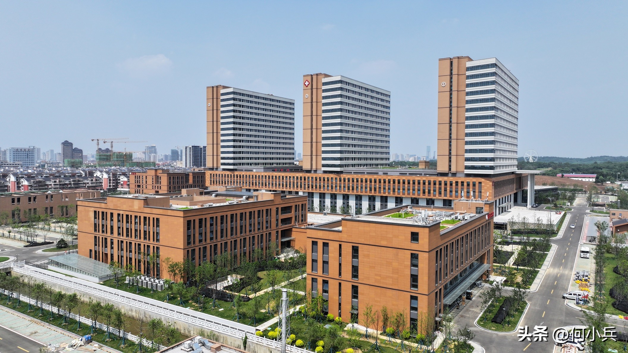 宜兴市人民医院新院区停车位,宜兴人民医院新院区从哪里进去啊