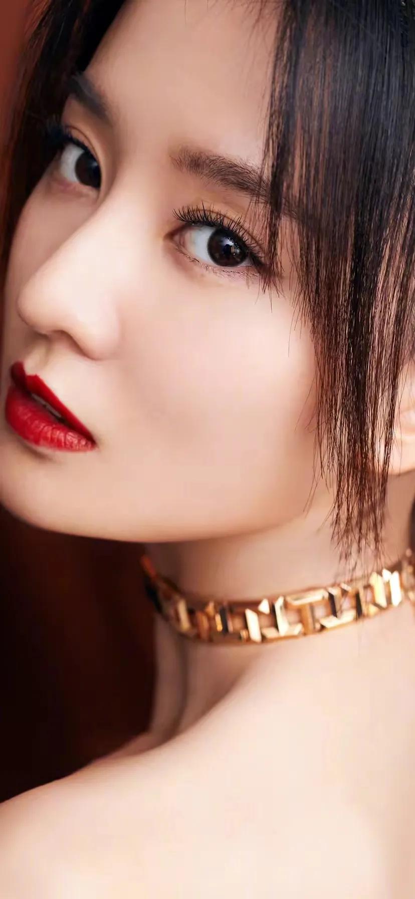 春风唤雨润花田，葱茏岁月韵琴弦