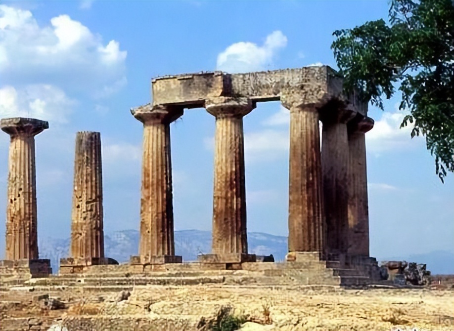 卡塔法尔克的神性,近似是以形象联系起来,耶罗和宙斯类似