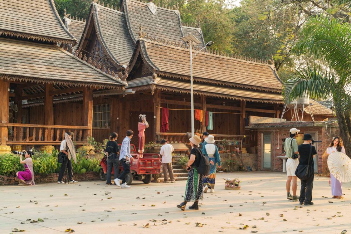 骂版纳是因为你没走出告庄玩版纳跟着小姐姐们走你才晓得味道