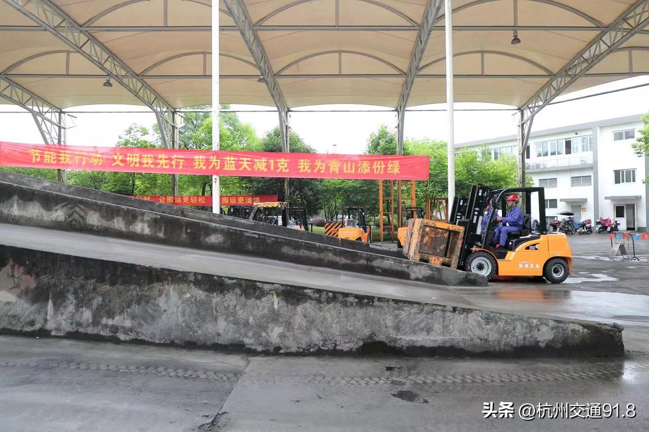 一辆车一年减碳6900千克，每月还可省近5000元成本，杭州市出台国二及以下柴油叉车淘汰更新补助办法！
