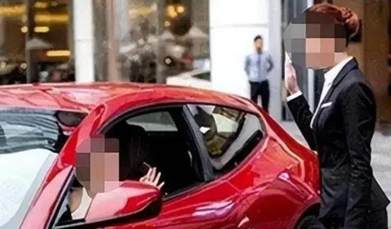 女子买车销售发了个短信分手了,买车因为女销售短信导致分手