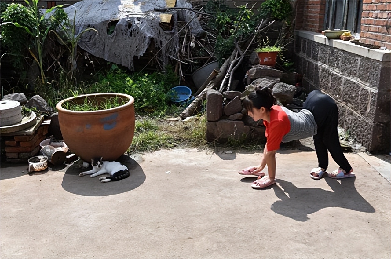 爬行妈妈董明英是什么村的,爬行妈妈董明英的日常生活