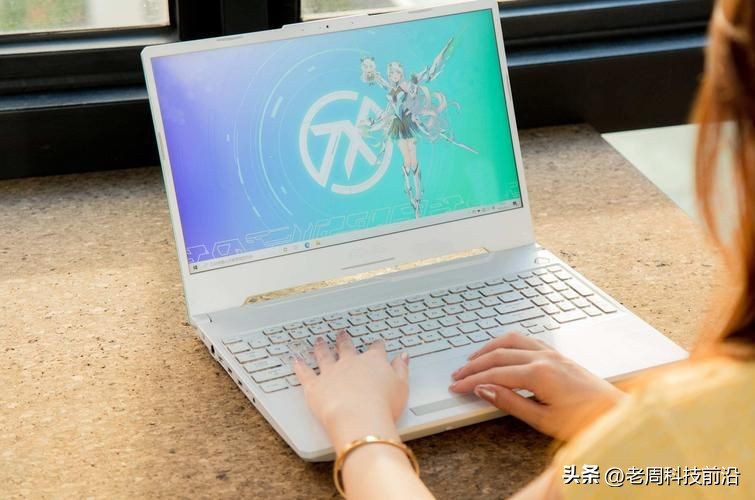 电脑显示器突然花屏显示条纹,笔记本电脑条纹花屏是什么原因