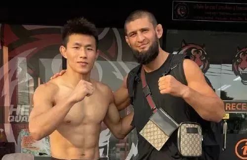中国MMA猛将为最新比赛在泰国特训,遇到“狼王”奇马耶夫