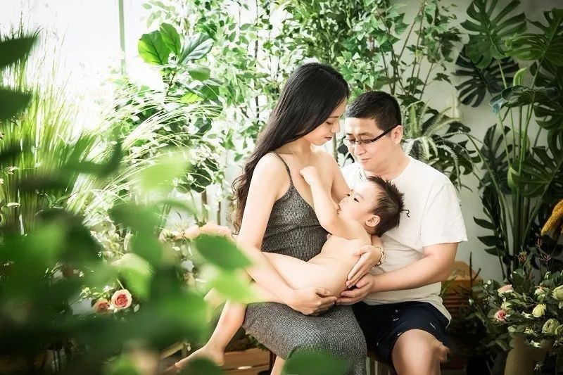 新生儿一个月一般喝多少奶最好,新生儿一天喂母奶次数多少合适