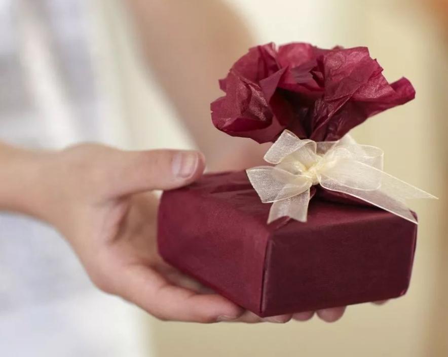 44岁男子每月5万*养包**18岁女生，发生关系后，女生数钱发现是冥币