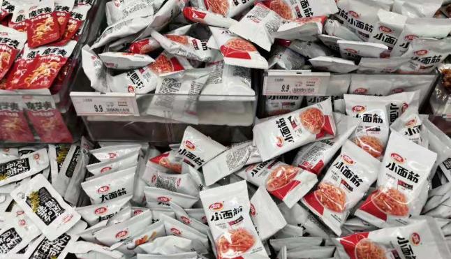 辣条变金条，刘卫平靠辣条赚的百亿身家，还给哥哥分得300多亿