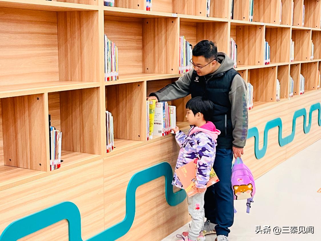 陕西省小天鹅艺术团携手省图书馆高新馆为孩子们探索纸戏剧的秘密