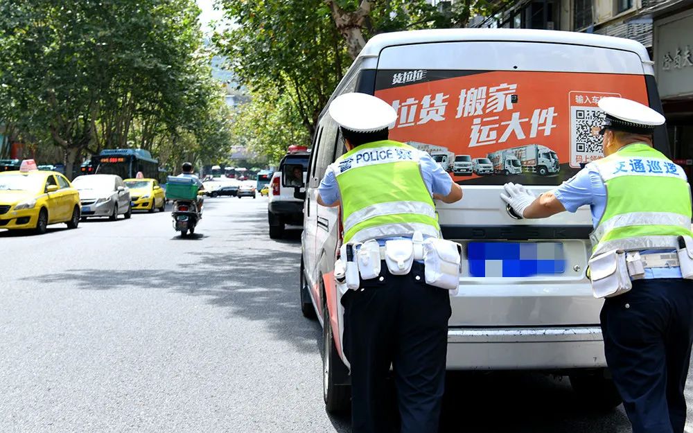 致敬重庆高温下的坚守者,致敬交警烈日下的坚守