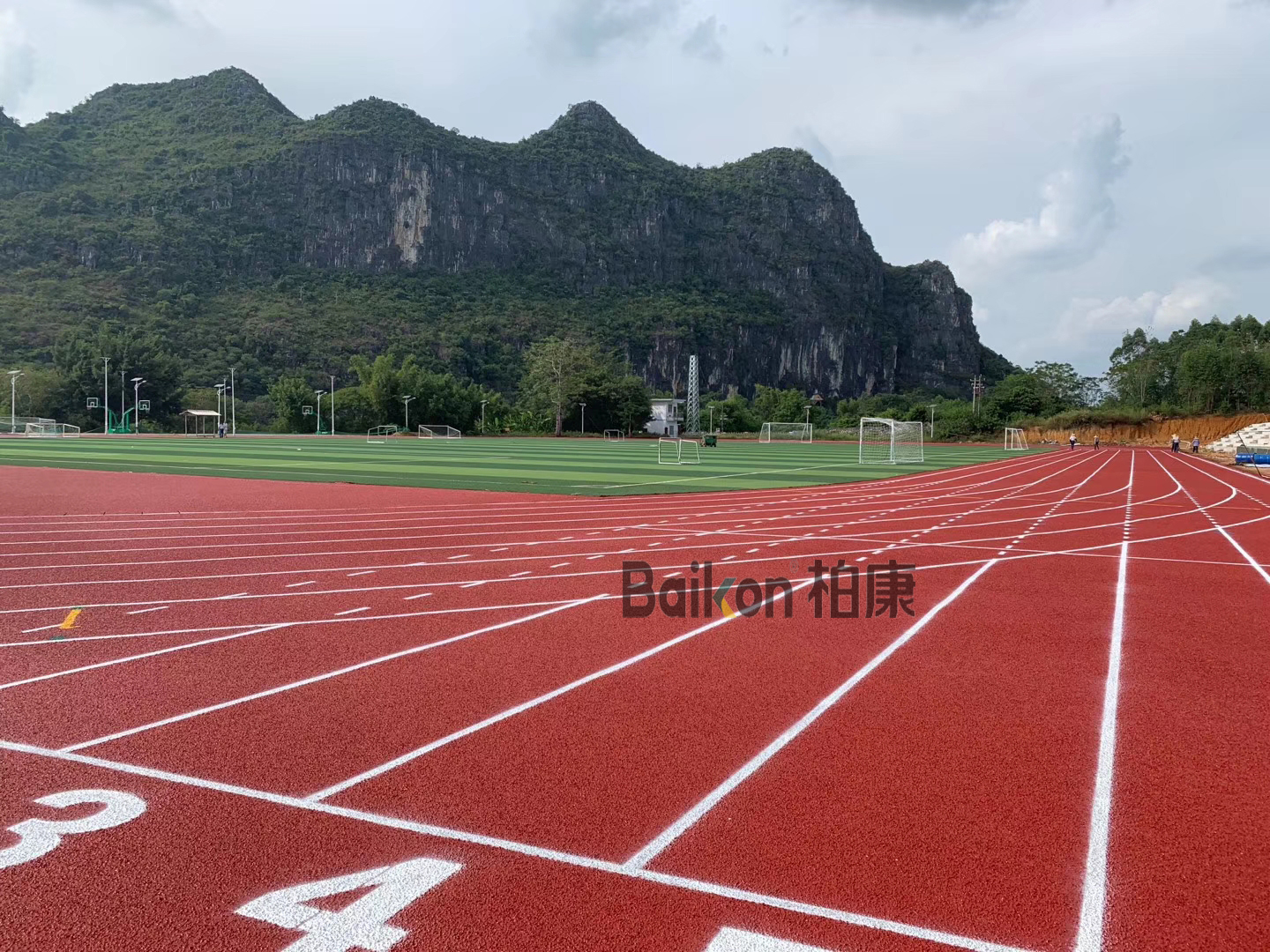 塑胶跑道为什么荧光,塑胶跑道为什么会变色