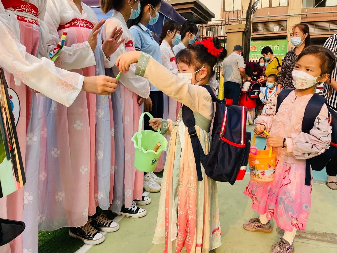 心怀皓月，致敬师恩，百仁幼儿园中秋节教师节双节主题系列活动