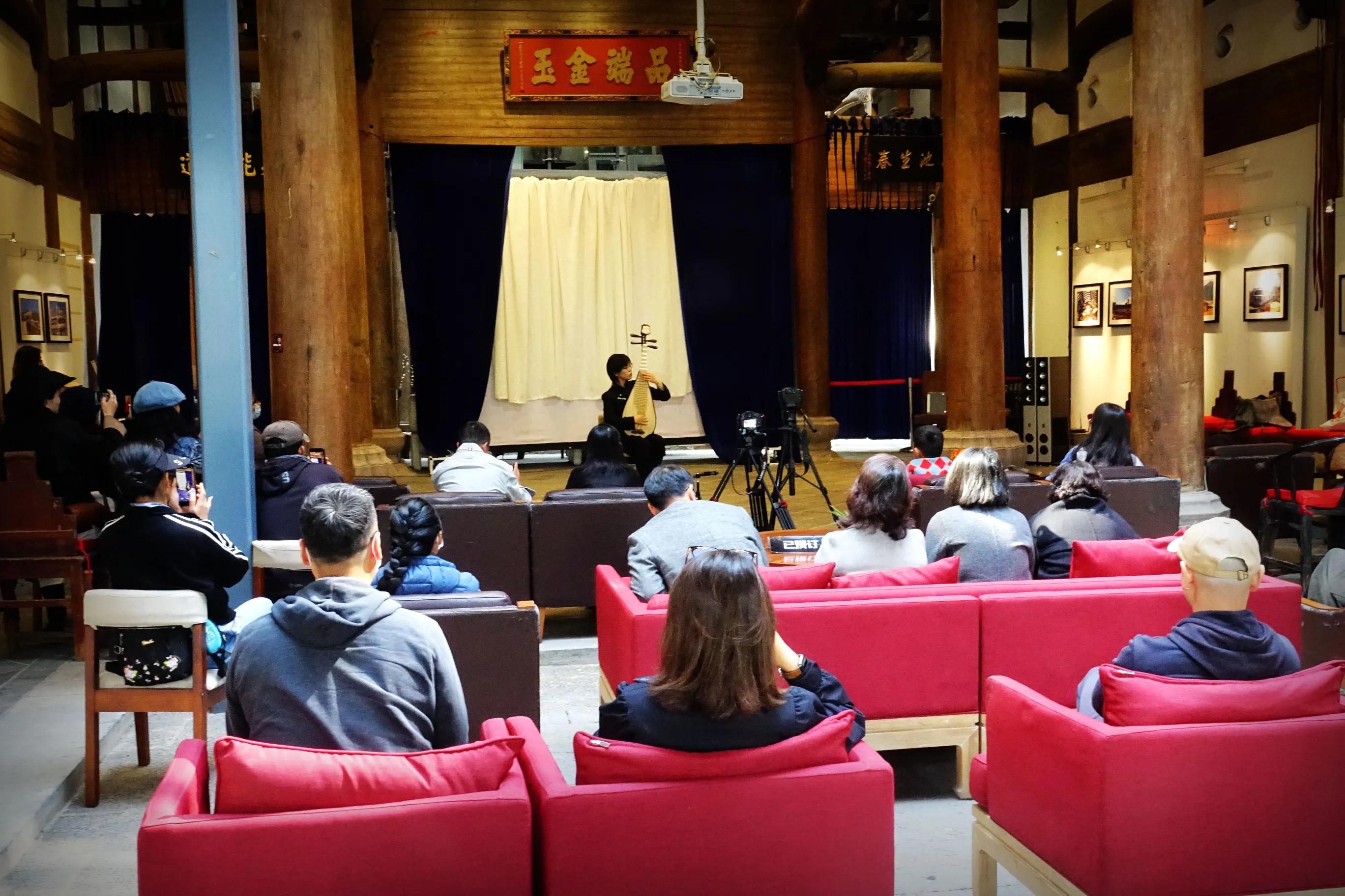 文献名邦在大理古城哪个门,文献名邦与白族服饰之美