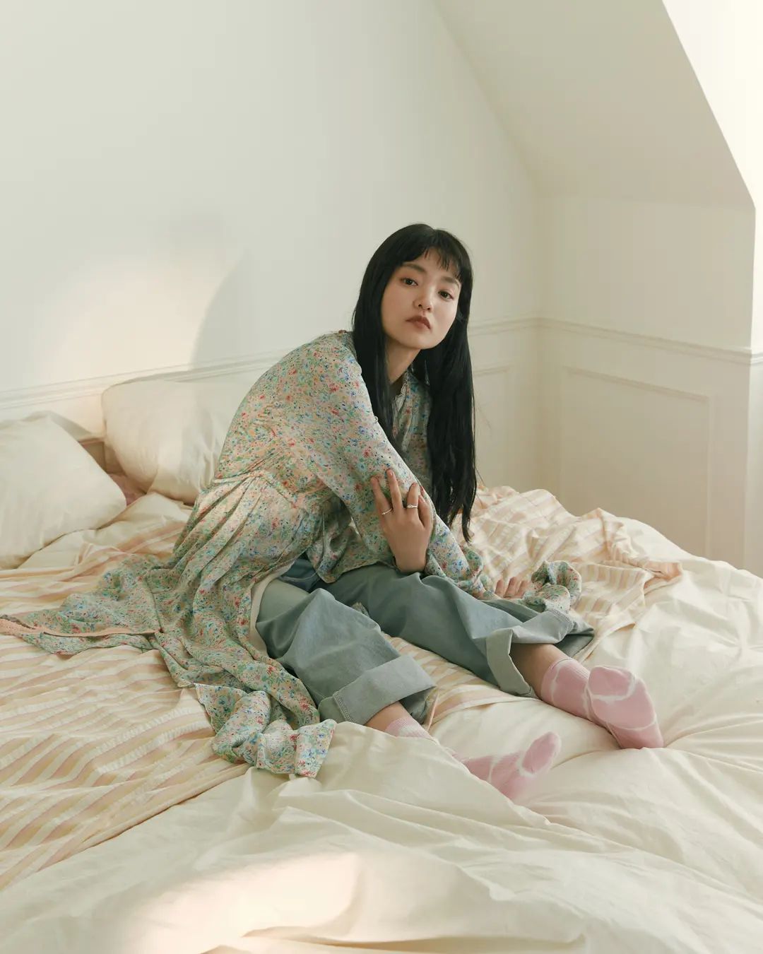 飘逸长裙与马卡龙色系，跟着金泰梨这样搭，轻松穿出文艺女孩