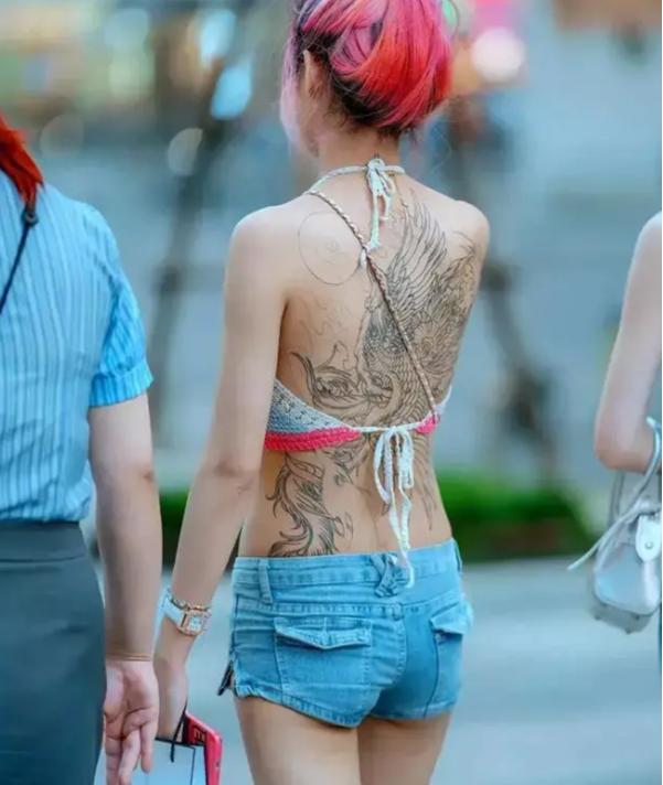 震惊!!!满大街“露奶装”、“开裆裤”,演绎现实版的罗刹海市