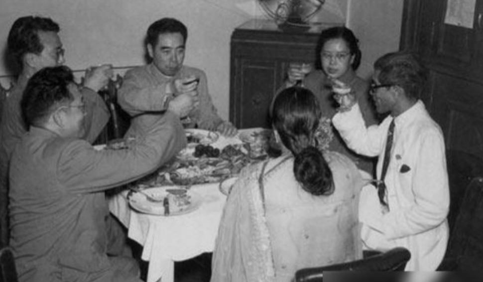 美国记者故意刁难周总理：为啥要用美产钢笔？犀利回答让对方羞愧