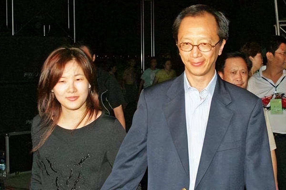 伏明霞辟谣离婚,伏明霞离婚真的假的啊