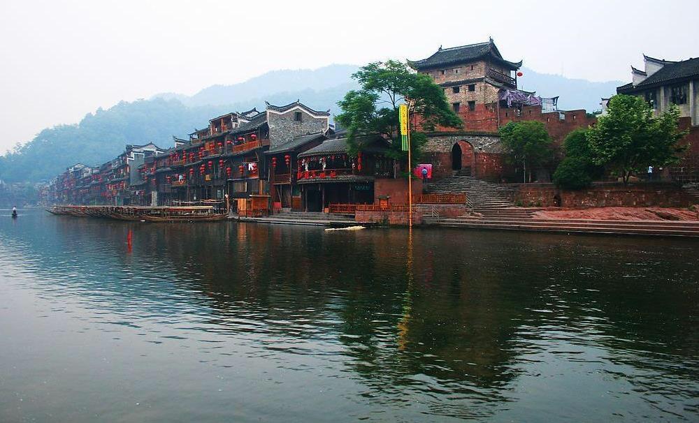 湖南湘西凤凰古城游客们盛装打卡,张家界凤凰古城新冠