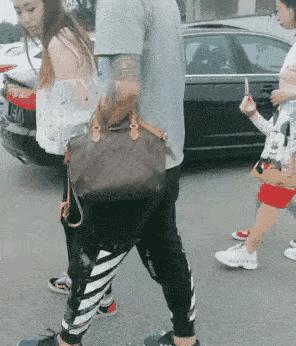 大爷你这是刚挖煤回来吗，另外你这车还挺个性的，这方向盘牛