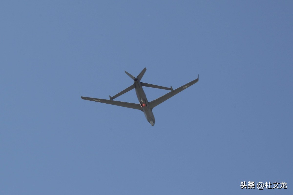 解放军再次对岛内出手了，无人机实弹绕台飞行，随时准备“斩首”